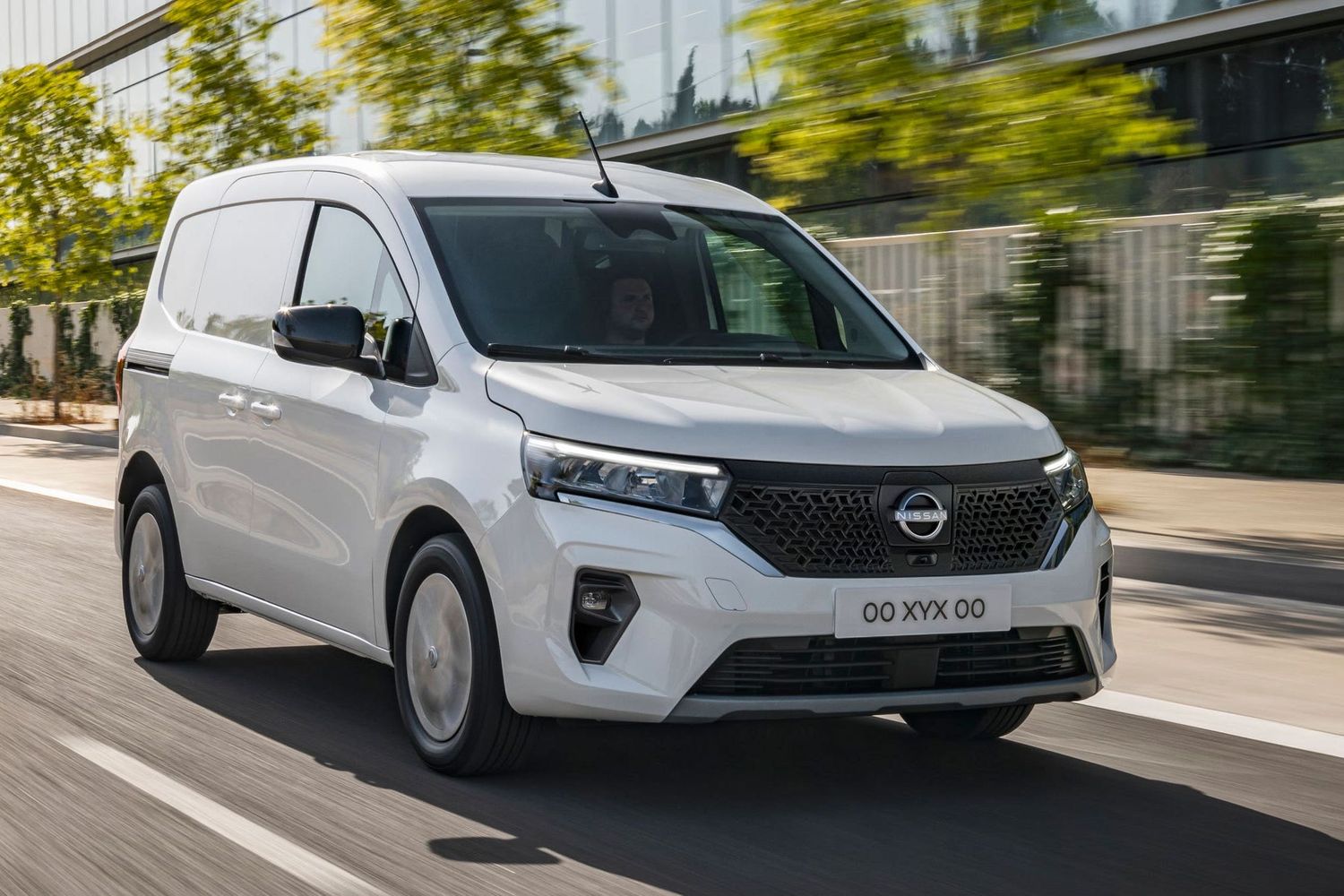 Nissan Townstar van, white, front tracking, fake French numberplates