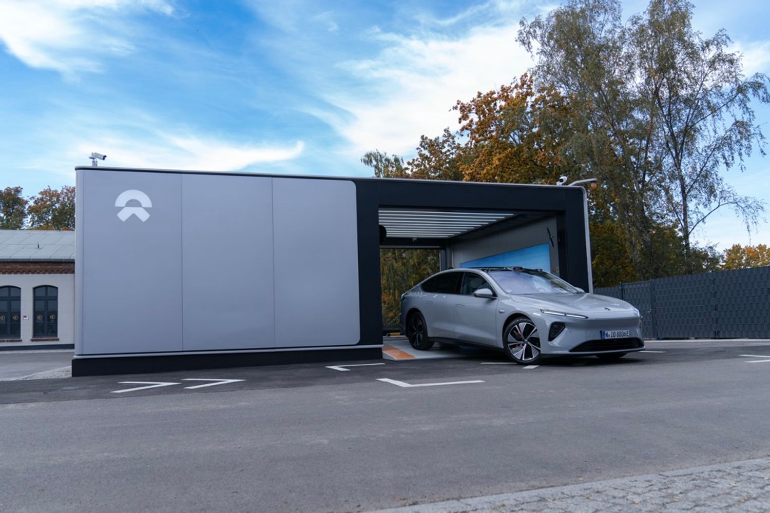 Nio ET7 driving out of a battery swap station in Berlin